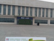 遛紙小分隊在白溝批發(fā)市場宣傳西安展會 (5)